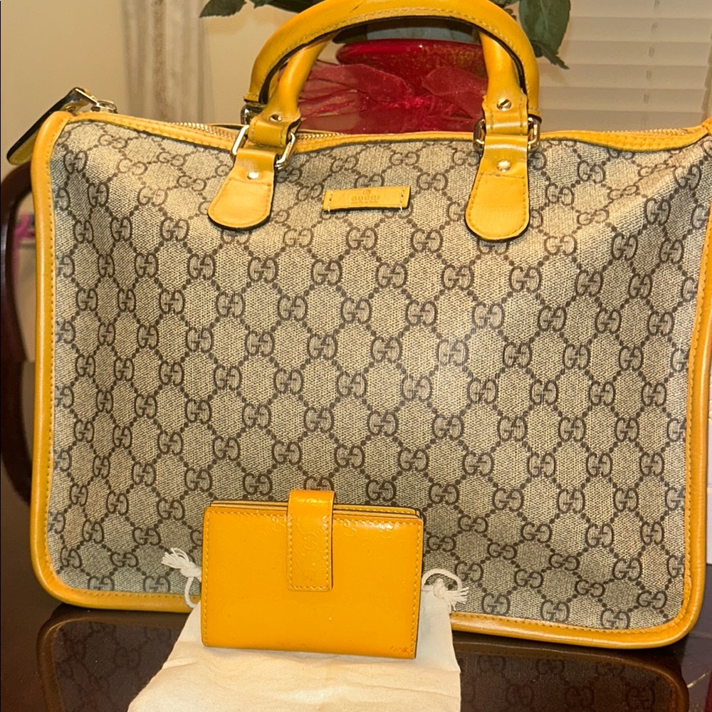 💜Gucci Beige and Yellow Tote with matching Credit Card Holder
